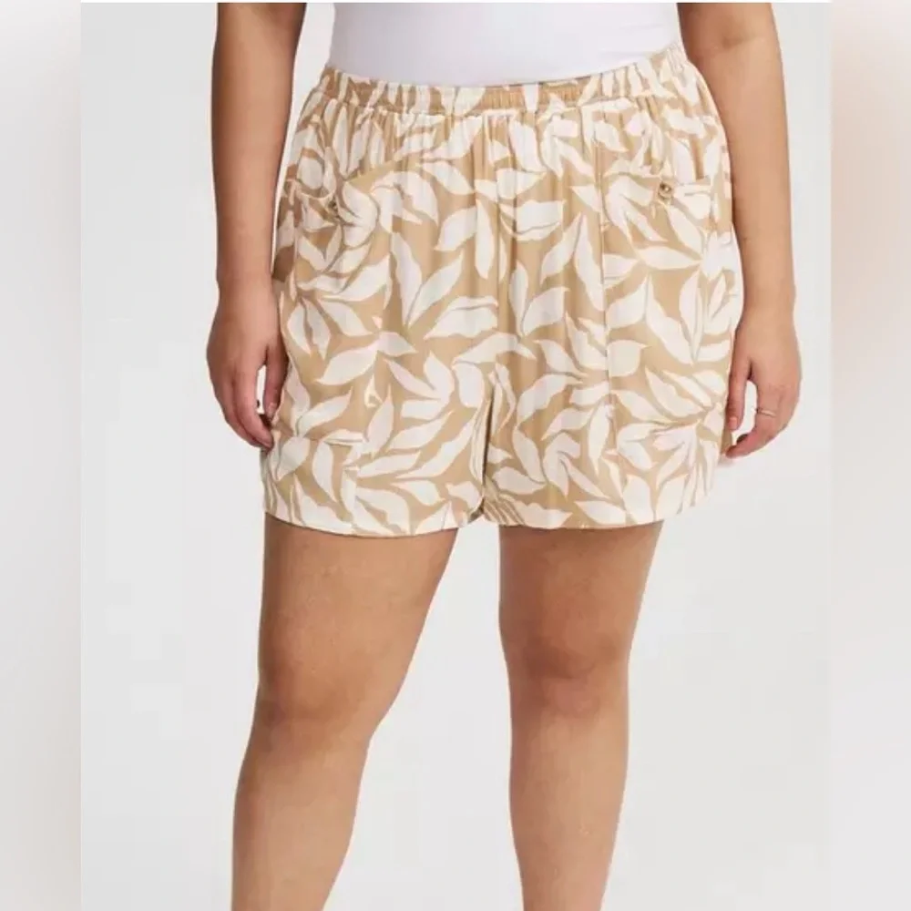Torrid 2 High Rise Gauze Cargo Shorts Beige Leaf 5” EUC - Picture 7 of 10
